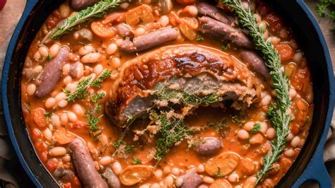  Cassoulet: Una Sinfonia di Sapori Confortevoli e Aromi Rusticale!