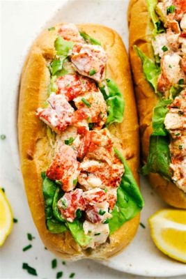  Lobster Roll: Un Esplosione Di Freschezza Oceanica In Una Morbida Panina Soffice!