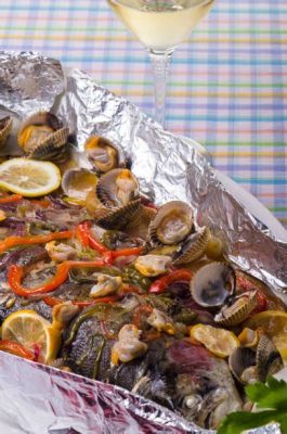  Papillote di Pesce alla Malagueña! Un Fritto Dorato che Si Scioglie in Bocca ed un Brodo Profumato che Risveglia i Sensi